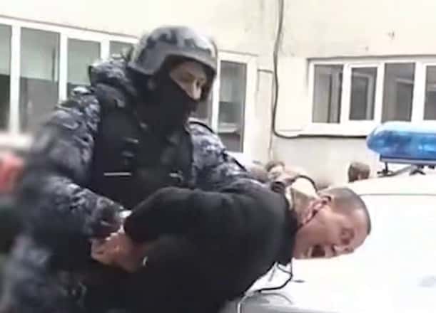 В Екатеринбурге в школу ворвался пьяный курьер с коробкой и закричал о бомбе