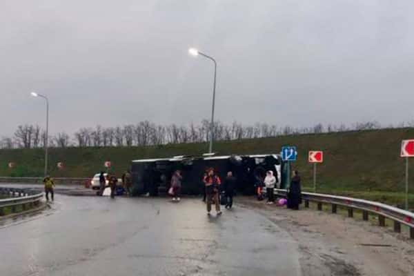 В Ростовской области перевернулся пассажирский автобус Москва — Геническ