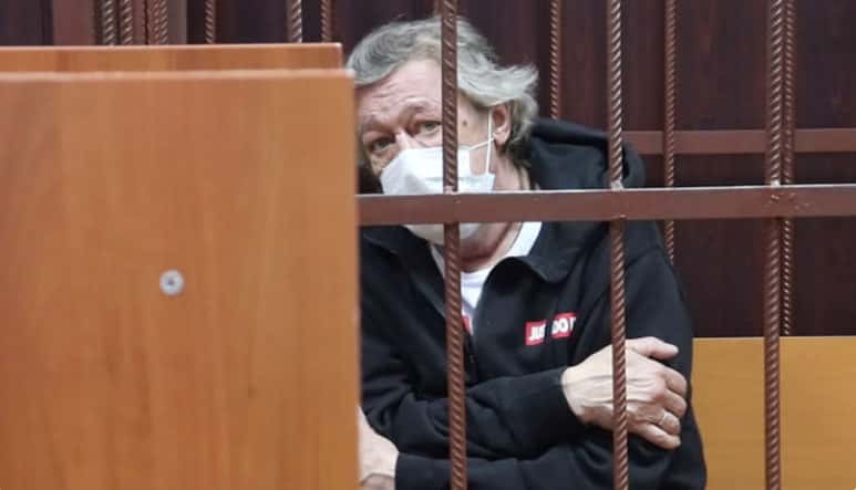 Михаил Ефремов вышел на свободу из колонии и едет в Москву