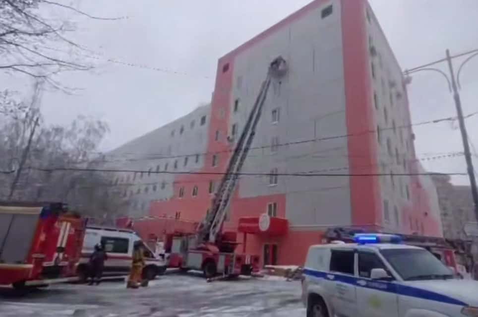 "Эвакуировали больше 30 человек": в Москве загорелся роддом