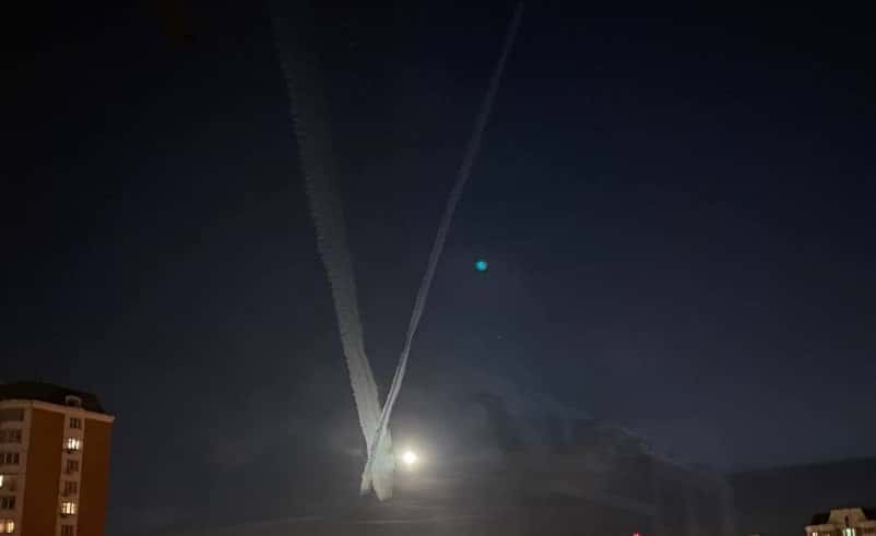 Загадочная буква V в небе над Москвой вызвала споры в соцсетях