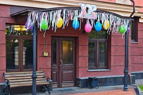 Конфликт соседей в Петербурге: "Украшения к Пасхе были сняты по указанию одной из квартир"