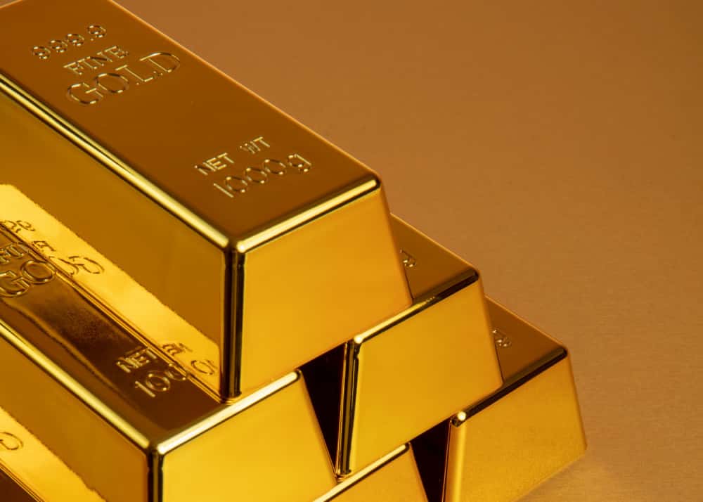 Золото бьет рекорды: цена достигла 3301,4 долларов за унцию