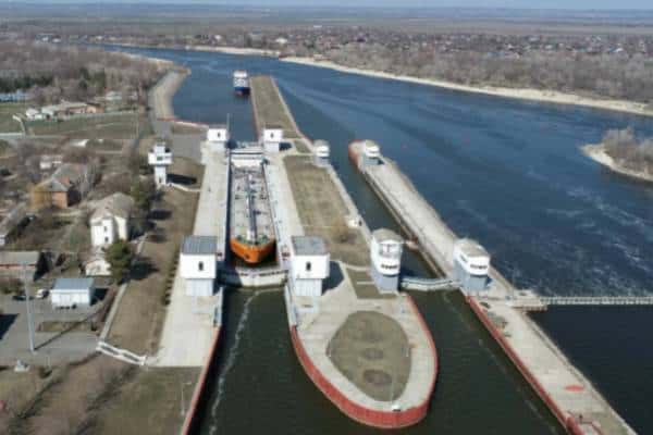 В Ростове-на-Дону теплоход «Альфа» врезался в гидроузел, перекрыв путь судам