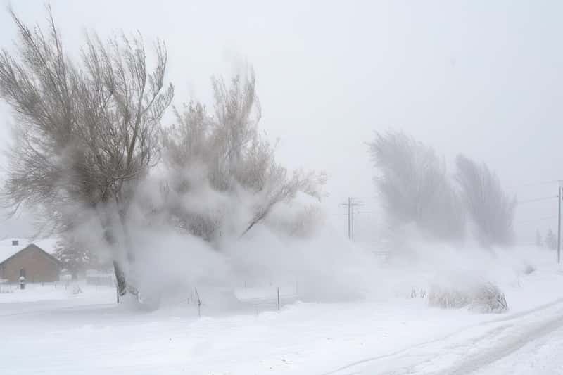Штормовое предупреждение на Урале: ливни, снег и ветер до 26 м/с