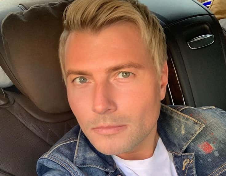 Николай Басков сообщил, что шесть часов не может покинуть самолет в Пулково