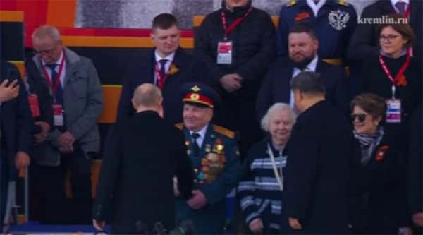 Путин обменялся рукопожатиями с ветеранами Великой Отечественной войны