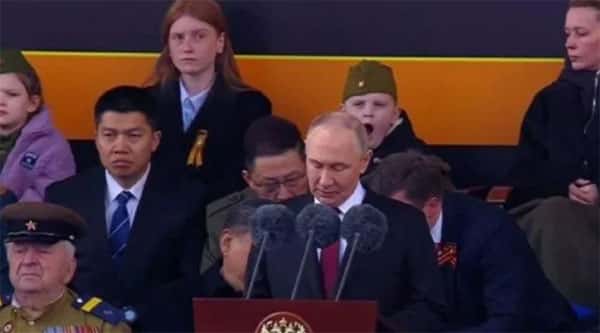 На параде Победы в Москве в кадр попал зевающий за спиной Путина мальчик