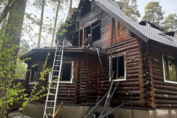 Пожарные потушили возгорание в подмосковном доме певца Анатолия Цоя