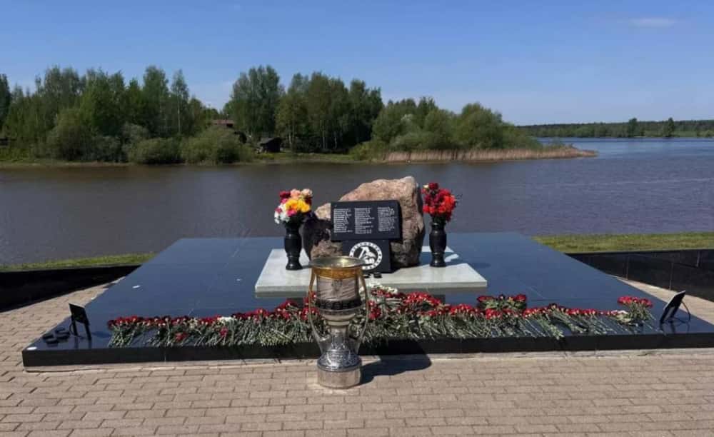 «Локомотив» почтил память погибших, принеся Кубок Гагарина к мемориалу погибшей команды