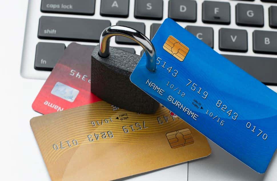 Банки под контроль: в России хотят ограничить число карт до 20 на человека