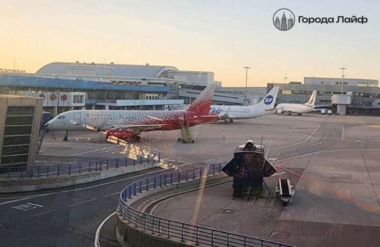 В московских аэропортах массово переносят рейсы