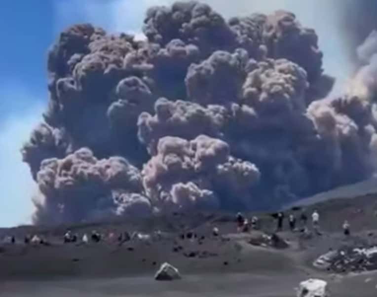 Этна проснулась: туристы в панике бегут от извержения вулкана на Сицилии