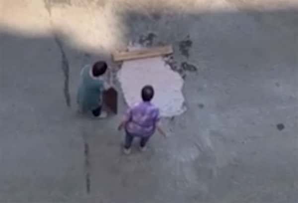 В Комсомольске-на-Амуре засняли, как две пенсионерки вручную починили дорогу