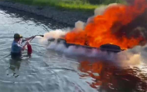 Отец и сын чуть не погибли при взрыве гидроцикла на Ангаре в Иркутске