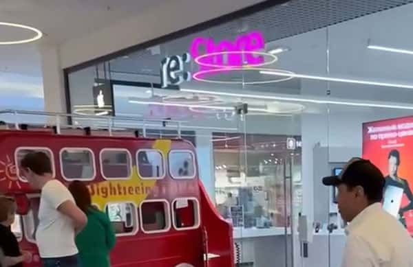 «Мама не будет рада»: школьники залезли в детский автобус и протаранили витрину в ТЦ в Подмосковье