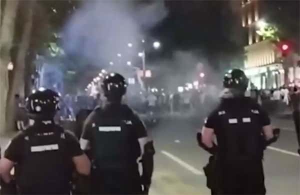 Беспорядки в столице Сербии — протестующие дерутся с полицейскими и закидывают их бутылками и фаерами