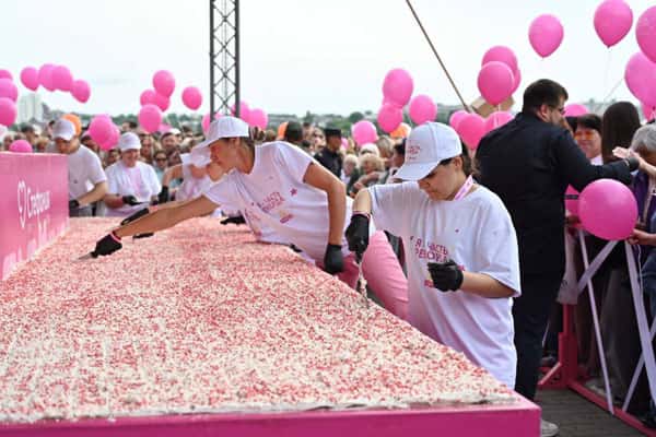 В Иркутске установили новый рекорд, изготовив самый крупный «Брауни» в стране