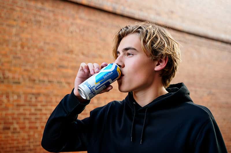 Еда на бегу провоцирует выработку гормона стресса: эксперт рассказала, как быстрые перекусы влияют на здоровье