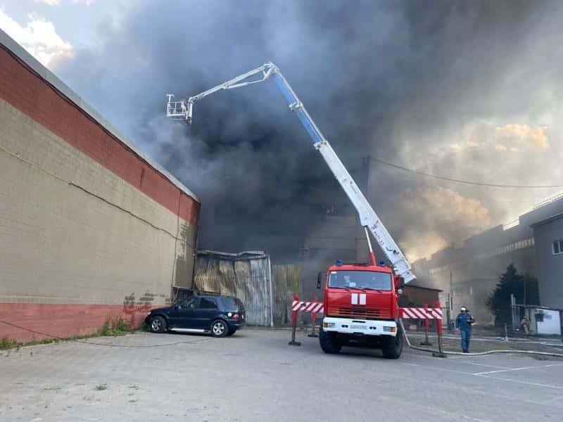 В Ростове-на-Дону горел офис и склад: более 130 человек боролись с огнем