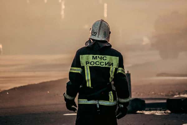 Единственный спасший человека из «Зимней вишни» пожарный скончался