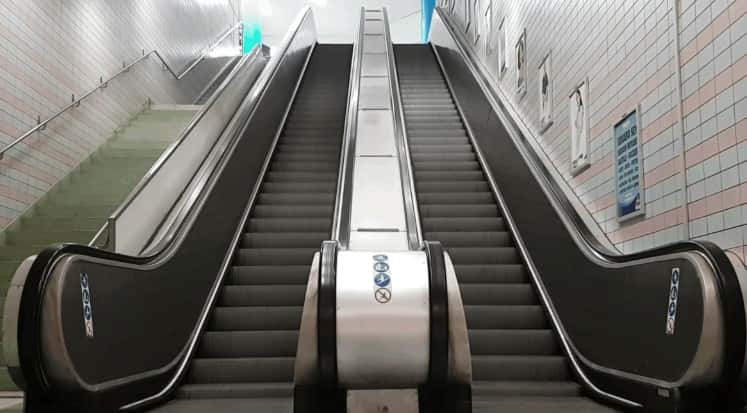 Трехлетнему мальчику зажало руку на эскалаторе в петербургском метро  