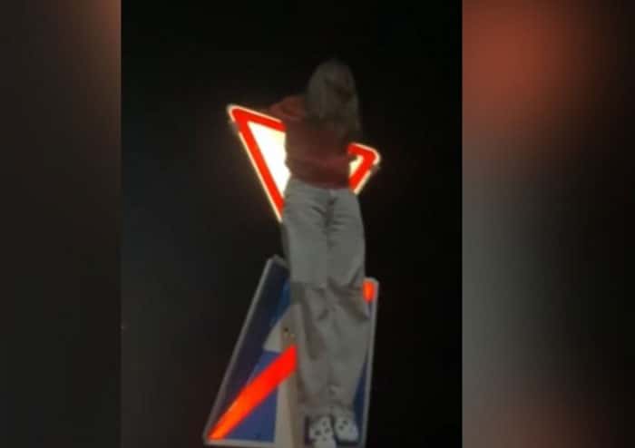 Российские зумеры в новом тренде начали изображать распятие на дорожных знаках