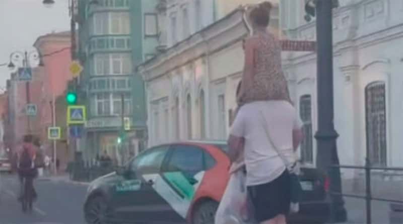 Самарец с ребёнком на шее и пакетами в руках прокатился на электросамокате