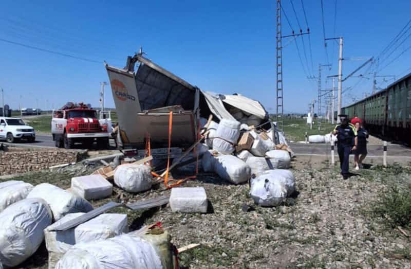 Грузовик столкнулся с поездом на станции в Забайкалье