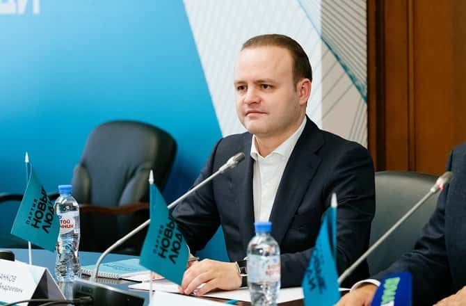 «Применяли силу и отказывались пускать адвокатов» - вице-спикер Госдумы о задержании журналистов «Базы»