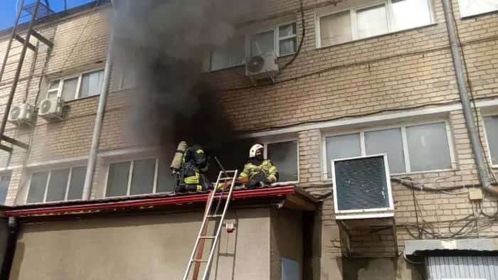 Пожар в ТЦ в Новошахтинске: один пожарный погиб, второй — в больнице
