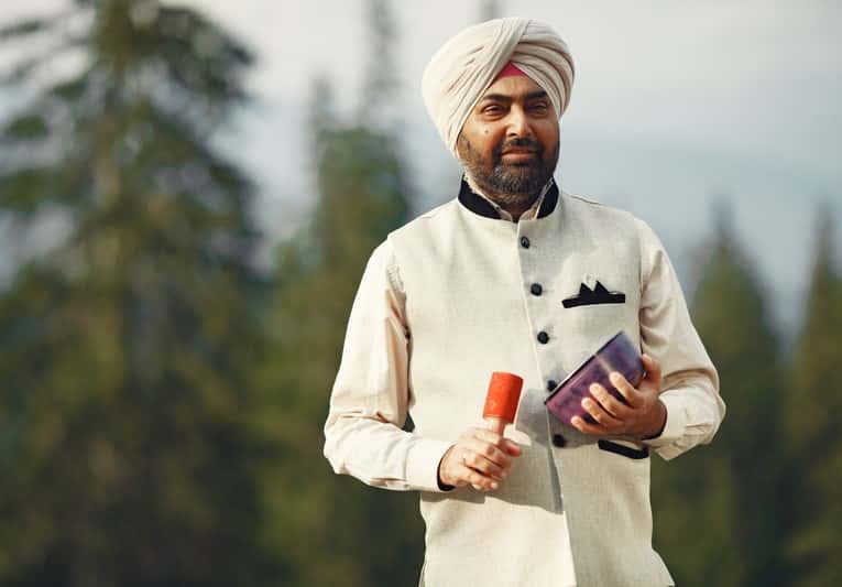 Создал несуществующие страны и стал «послом»: аферист из Индии устроил международный спектакль за деньги