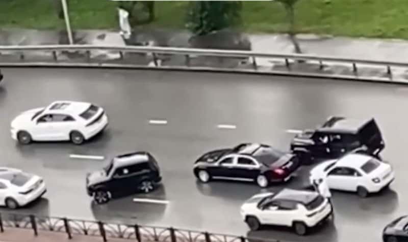 Компания екатеринбуржцев перекрыла дорогу ради танцев на проезжей части