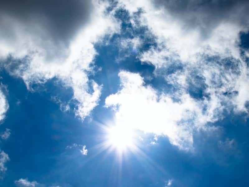 В Москву пришла изнуряющая жара до +29°С: эксперты предупреждают об опасности тепловых ударов