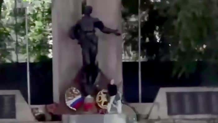 В Кургане пьяная женщина устроила танцы на мемориале погибшим воинам: нарушительницу задержали