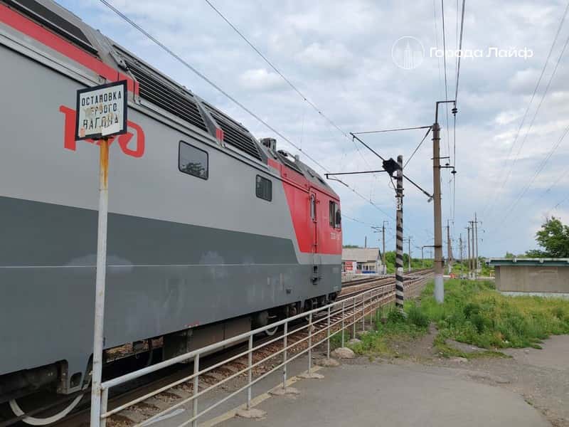 В Красноярском крае локомотив грузового поезда сошел с рельсов