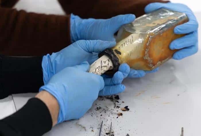 Секрет в стене: в Австралии художник нашел послание в бутылке из 1903 года внутри маяка