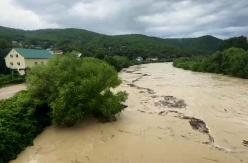 «В связи с мощными ливнями»: на Кубани реки вышли из берегов, а в Туапсе зафиксирован смерч