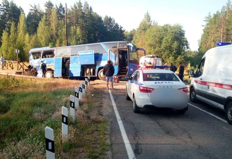 Поезд протаранил туристический автобус в Ленобласти: что известно