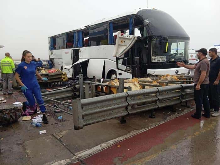 В Тульской области автобус с пассажирами врезался в опору на трассе: пострадали почти 40 человек