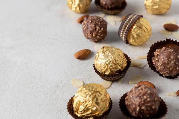 В Госдуме предложили запретить конфеты в упаковке, имитирующей алкогольную тару