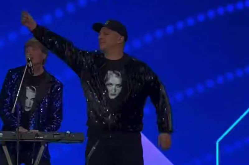 «Танцы „родителей на выпускном“: подтанцовка Булановой стала вирусным хитом»