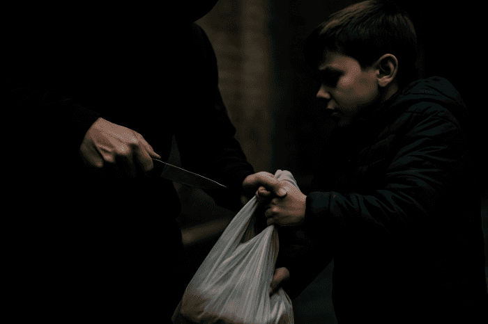 Ребенка в Новосибирске ограбили после визита в банк: преступник пытался скрыться, но застрял в луже