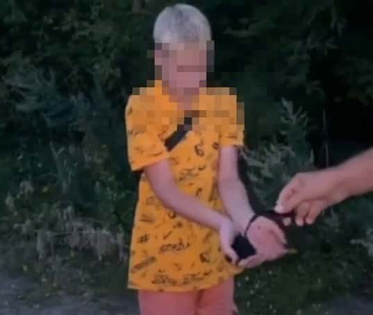 В Чувашии подростков заставили умываться зеленкой за украденные мандарины: видео разлетелось по Сети