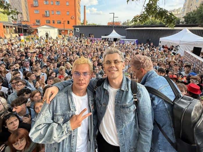 Сотни «умных людей в очках» захватили Москву: блогер Ян Топлес устроил сходку двойников мемного персонажа