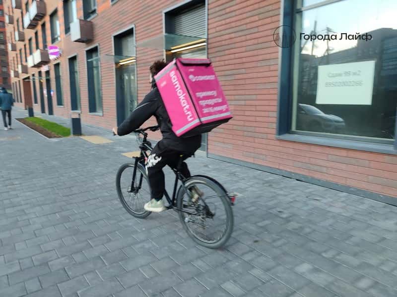 В Петербурге ввели ограничения на трудоустройство мигрантов, работающих курьерами