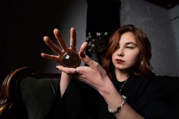 Не вышло наколдовать: екатеринбуржцы выбили 1,13 млн рублей с «ведуньи-мошенницы»