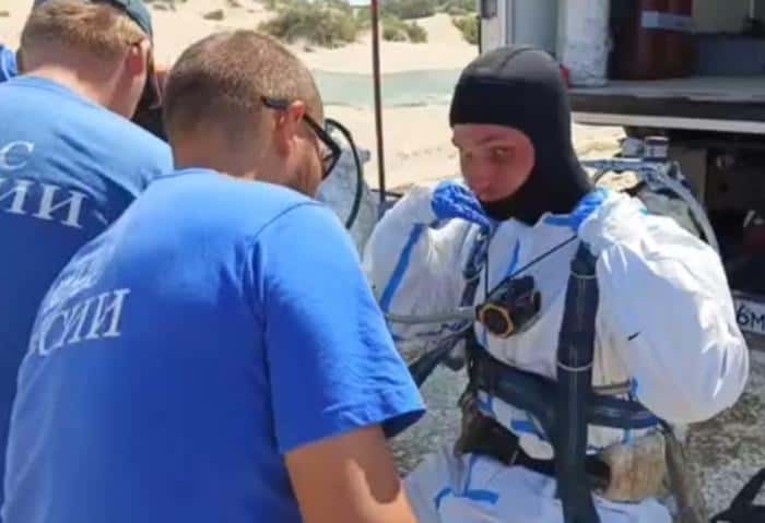 Водолазы достали со дна моря 253 мешка замазученного грунта в Анапе