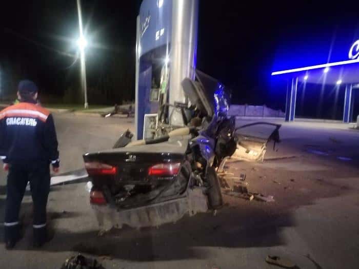 Машину разорвало на части: в Красноярском крае водитель без прав влетел в заправочную колонку и погиб