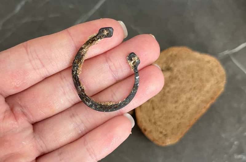 В хлебе из "Пятёрочки" в Тюмени обнаружили подкову